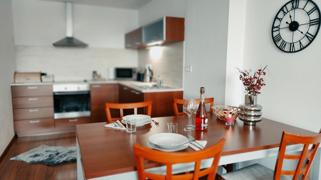 Nicole Apartment Dóval Kültér fotó